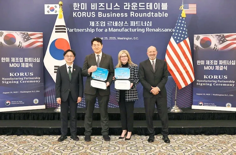 (左起)大韓民國產業通商資源部長官金錫俊(Jungkwan Kim)、大韓航空(Korean Air)暨韓進集團(Hanjin Group)會長兼執行長趙源泰(Walter Cho)、波音商用飛機公司(Boeing Commercial Airplanes)總裁兼執行長史蒂芬妮·波普(Stephanie Pope),以及美國商務部長吉娜·雷蒙多(Gina Raimondo)於八月二十五日的簽署儀式上。 (左起)大韓民國產業通商資源部長官金錫俊(Jungkwan Kim)、大韓航空(Korean Air)暨韓進集團(Hanjin Group)會長兼執行長趙源泰(Walter Cho)、波音商用飛機公司(Boeing Commercial Airplanes)總裁兼執行長史蒂芬妮·波普(Stephanie Pope),以及美國商務部長吉娜·雷蒙多(Gina Raimondo)於八月二十五日的簽署儀式上。