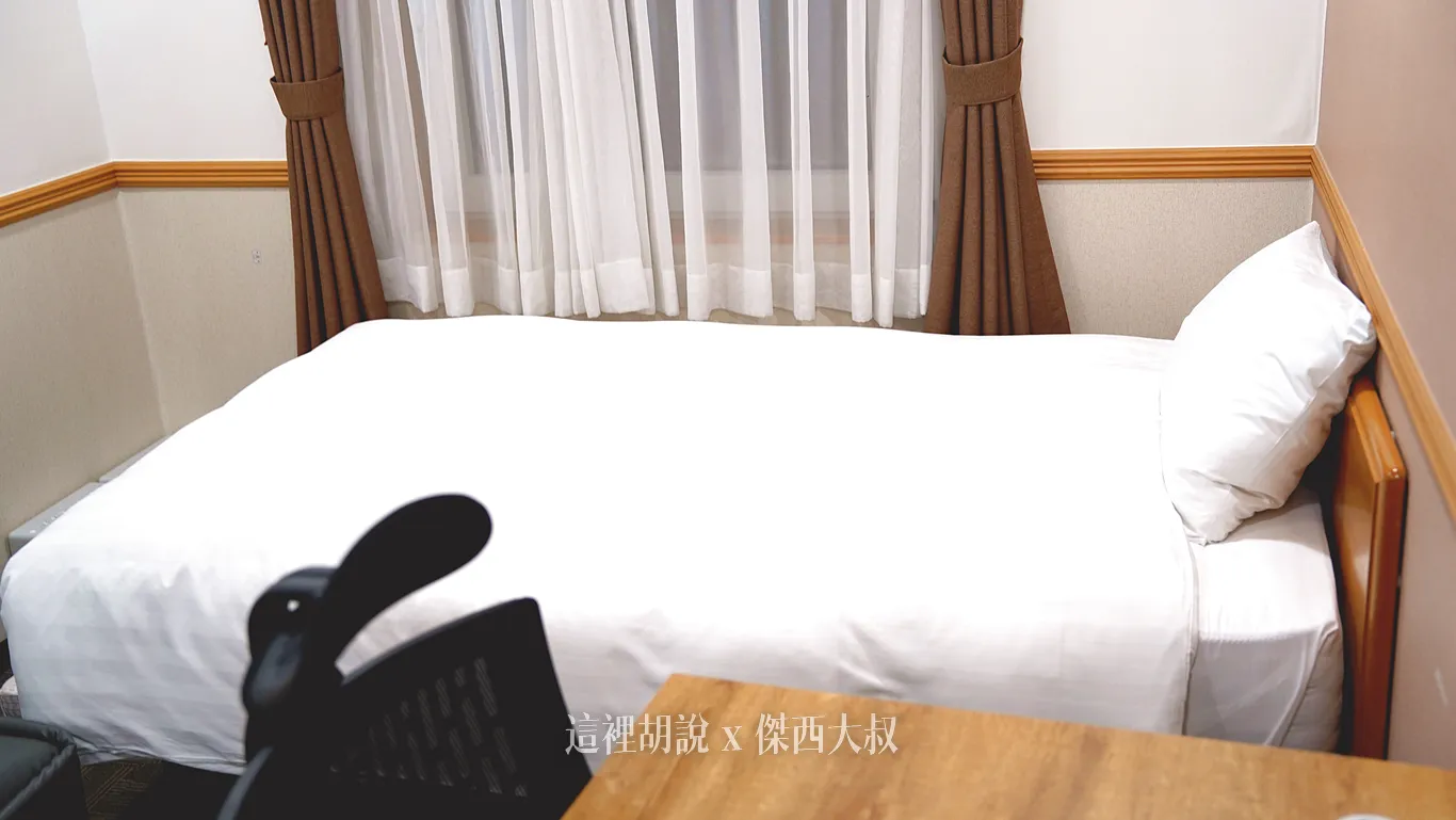 單人床 這一間房間原本應該是兩張單人床的房型