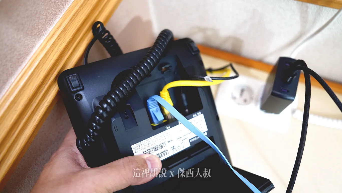 有自己帶網路線的話，可以插入電話的背面黃色口（跟日本飯店不一樣，這邊沒有提供網路線）