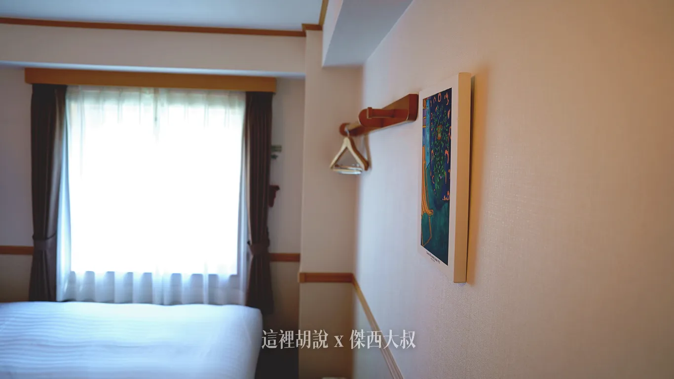 牆壁上有開放衣架