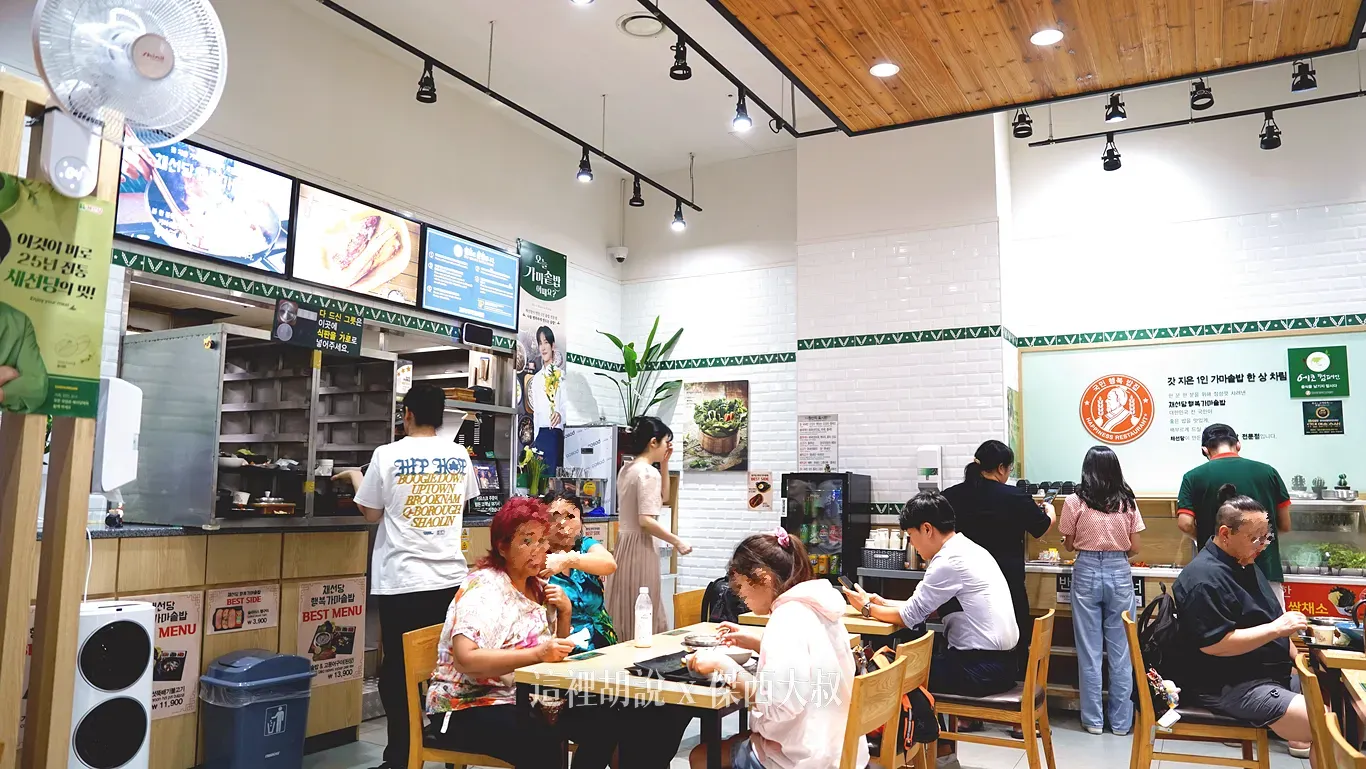 採全自助的方式，自己取餐，自己夾小菜、自己回收
