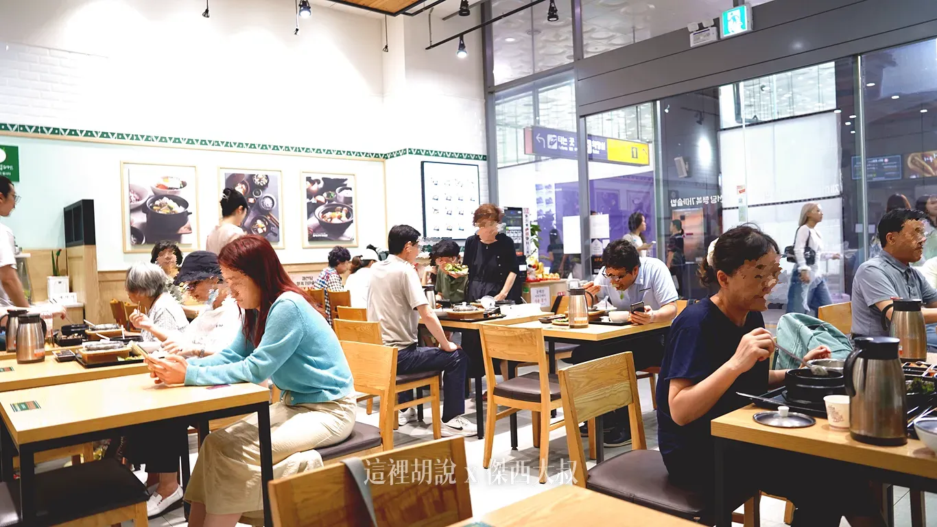 用餐時間全滿的人潮