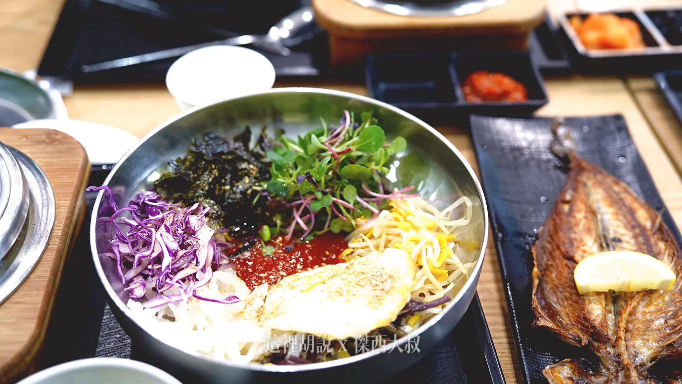 剛好點的就是韓式拌飯，所以有很多種不同的配料
