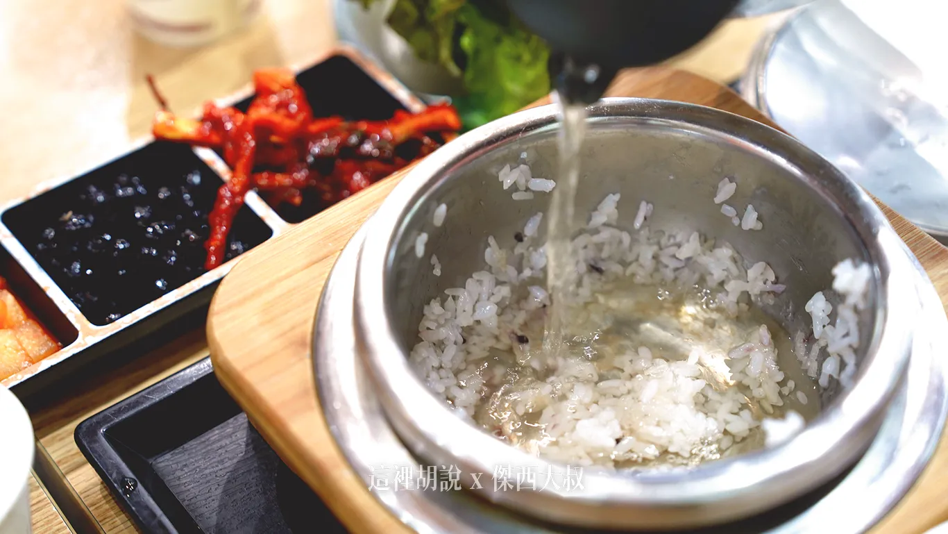 加入提供的茶（應該是牛蒡茶），就變成鍋巴飯