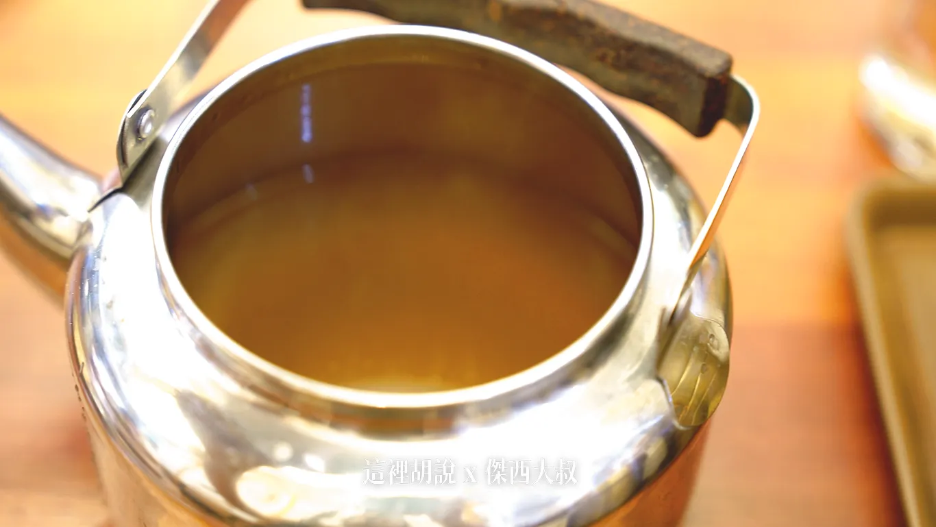 一上來就來了一壺熱湯（因吃的是冷面)熬的熱湯，很有誠意，好喝