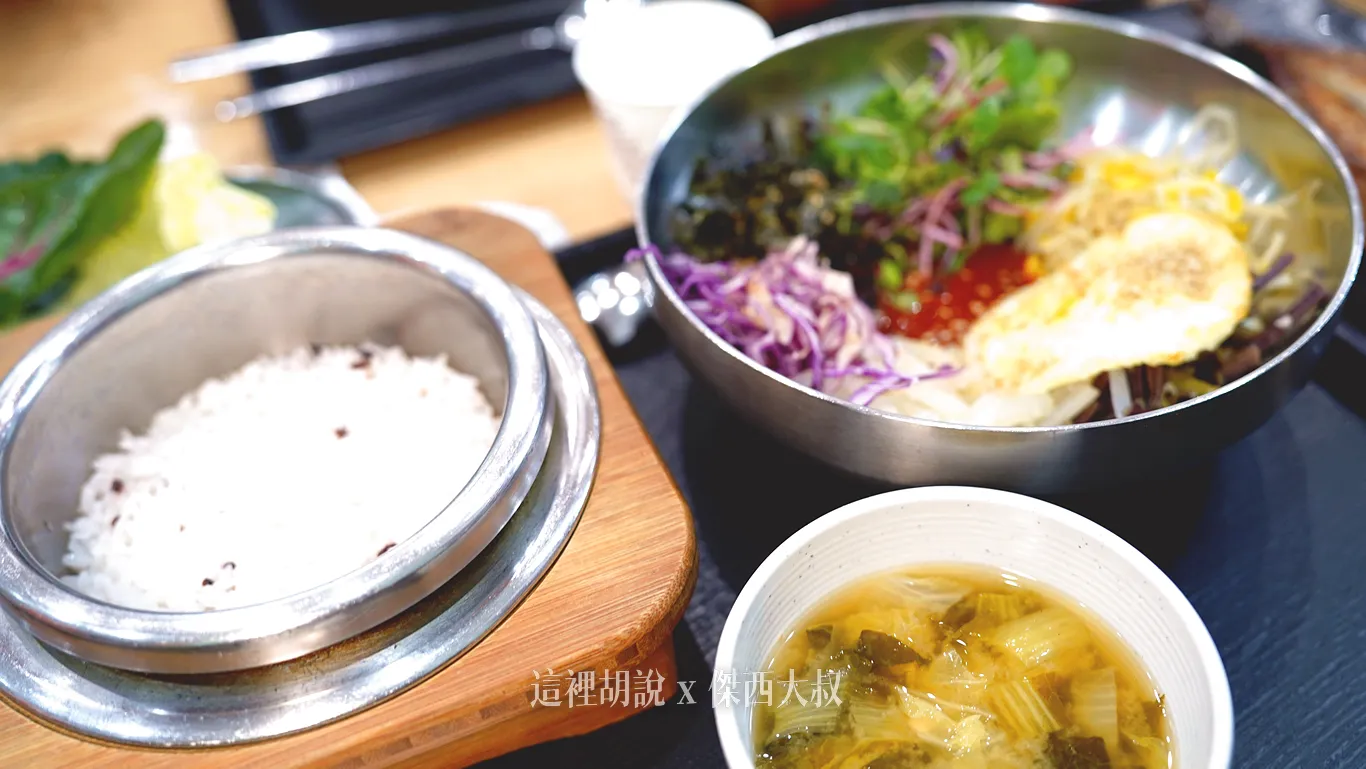 把飯從飯鍋裡面挖出來，留下鍋巴