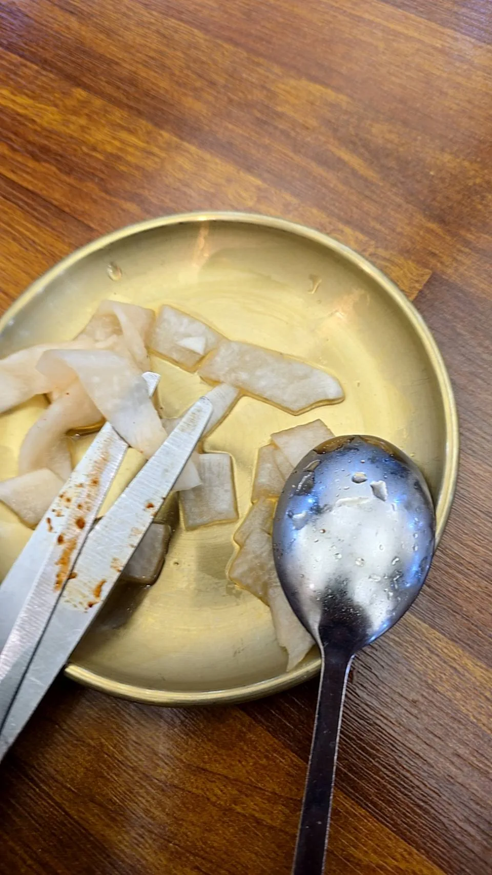 一旁小盤的小菜給的是長條片狀的蘿蔔泡菜