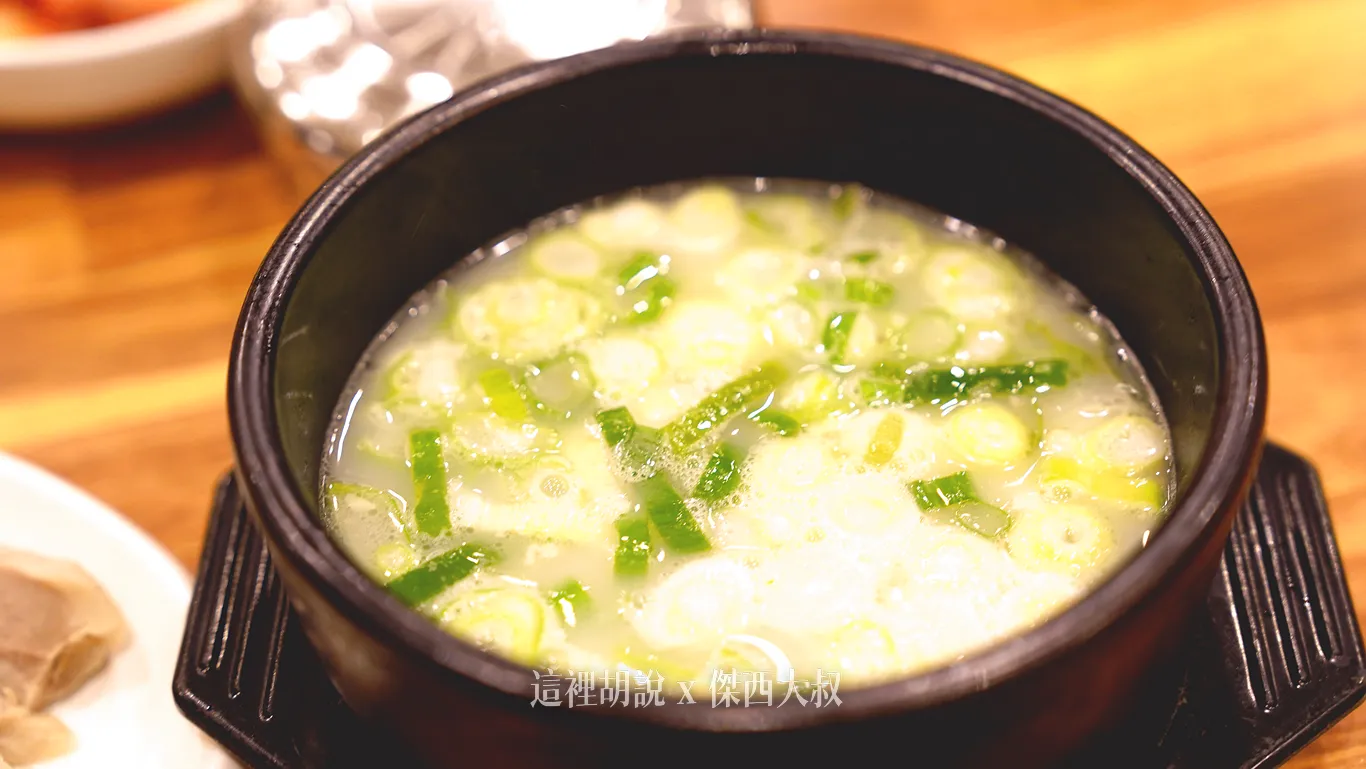煮到白色的豬肉湯,算是相對清爽的湯 煮到白色的豬肉湯,算是相對清爽的湯