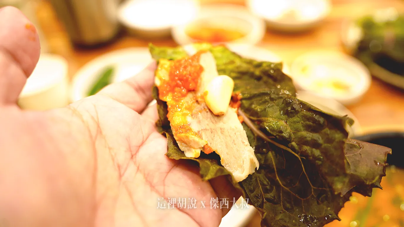 因為是白切肉,所以有給生菜可以包肉吃 因為是白切肉,所以有給生菜可以包肉吃