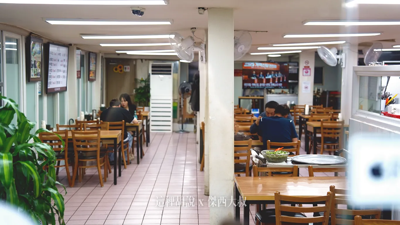 深夜的時候用餐的人不多