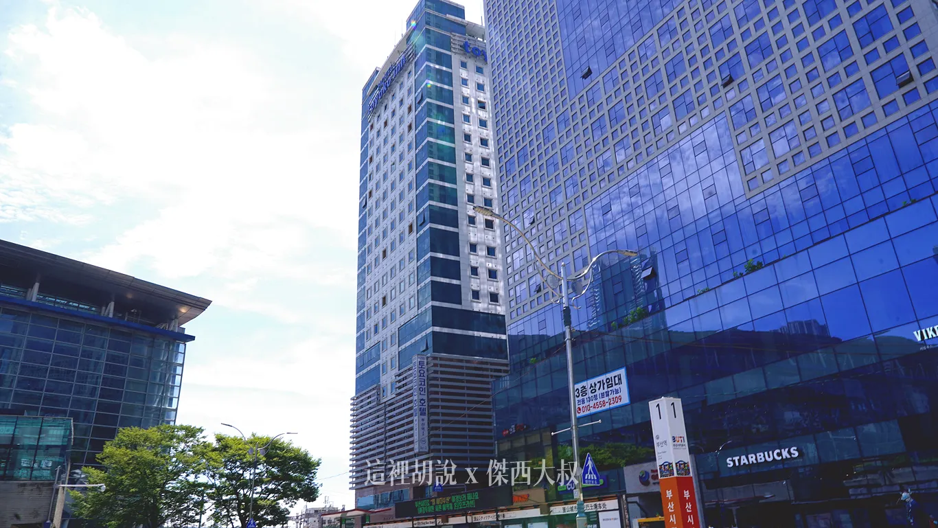 六號出口右前方的大樓就是東橫INN 釜山車站店（照片當中左邊這一棟）