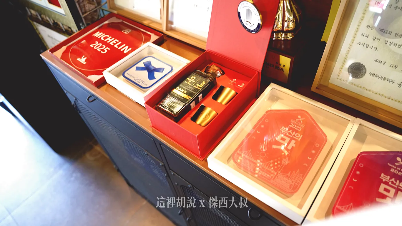 其他各類的獎牌，店主很含蓄的沒有掛出來外面，而是直接放在入口處的一旁的桌子上
