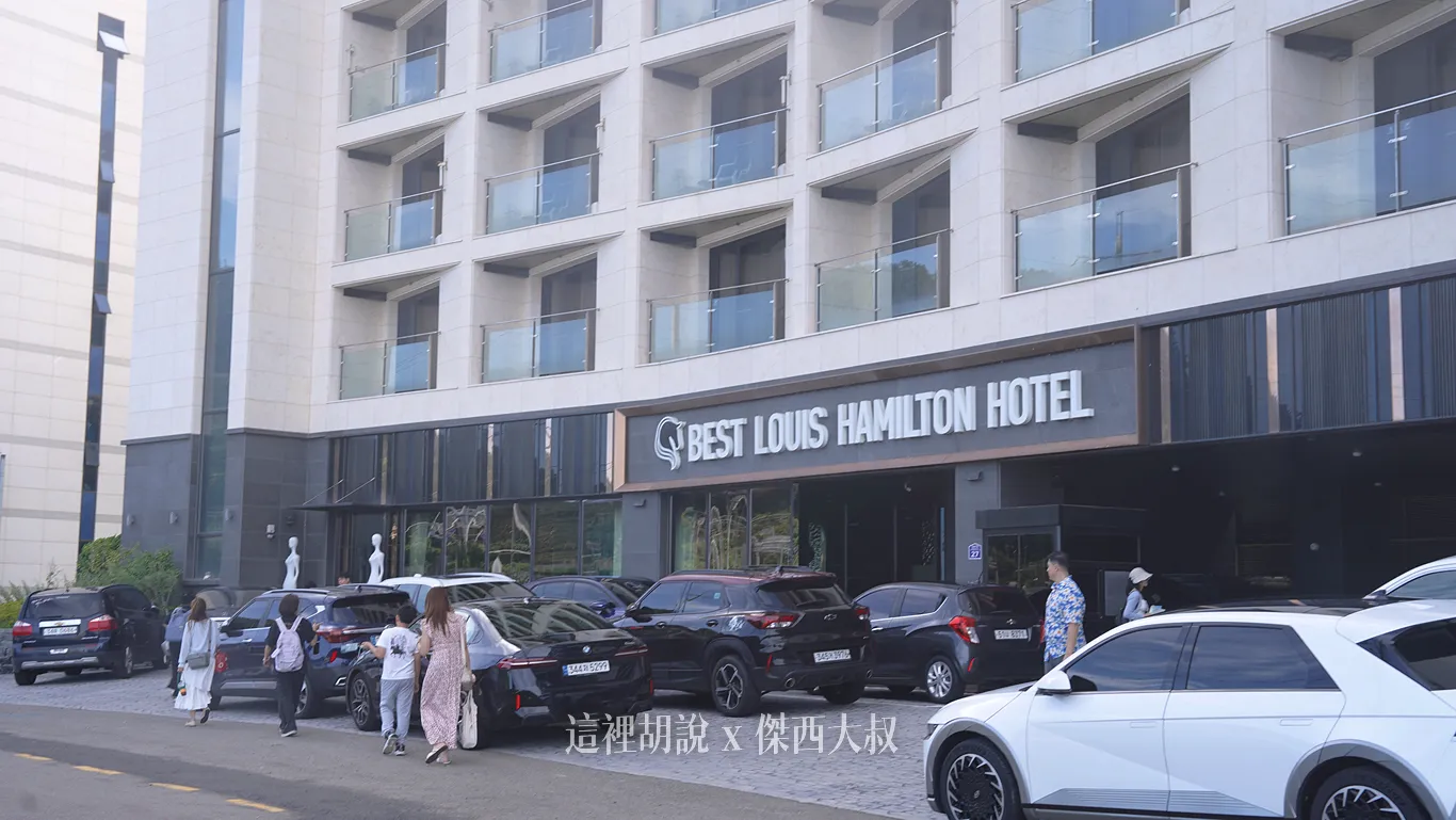 一樓停車區域,可以看到很多韓國當地人來這邊度假 一樓停車區域,可以看到很多韓國當地人來這邊度假