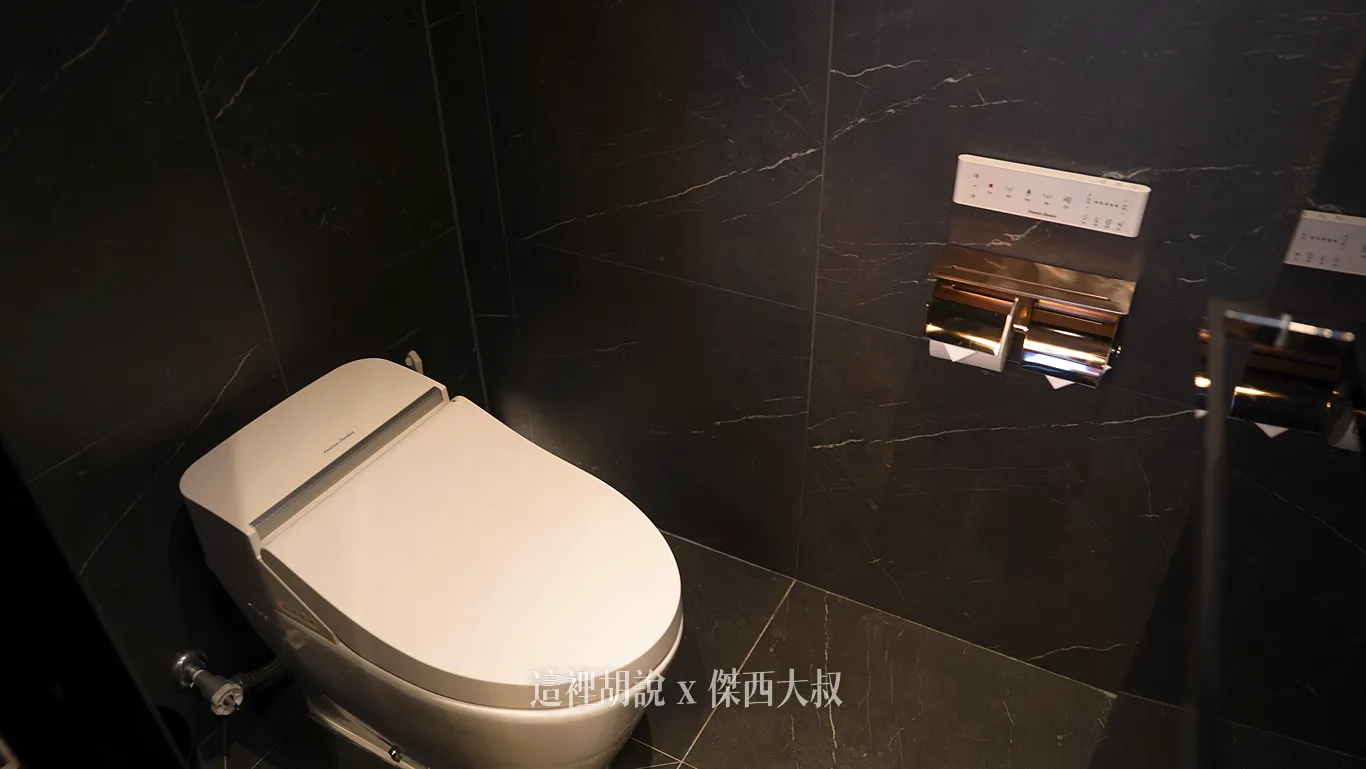 洗手間使用的美國標準免治馬桶(american standard) 洗手間使用的美國標準免治馬桶(american standard)