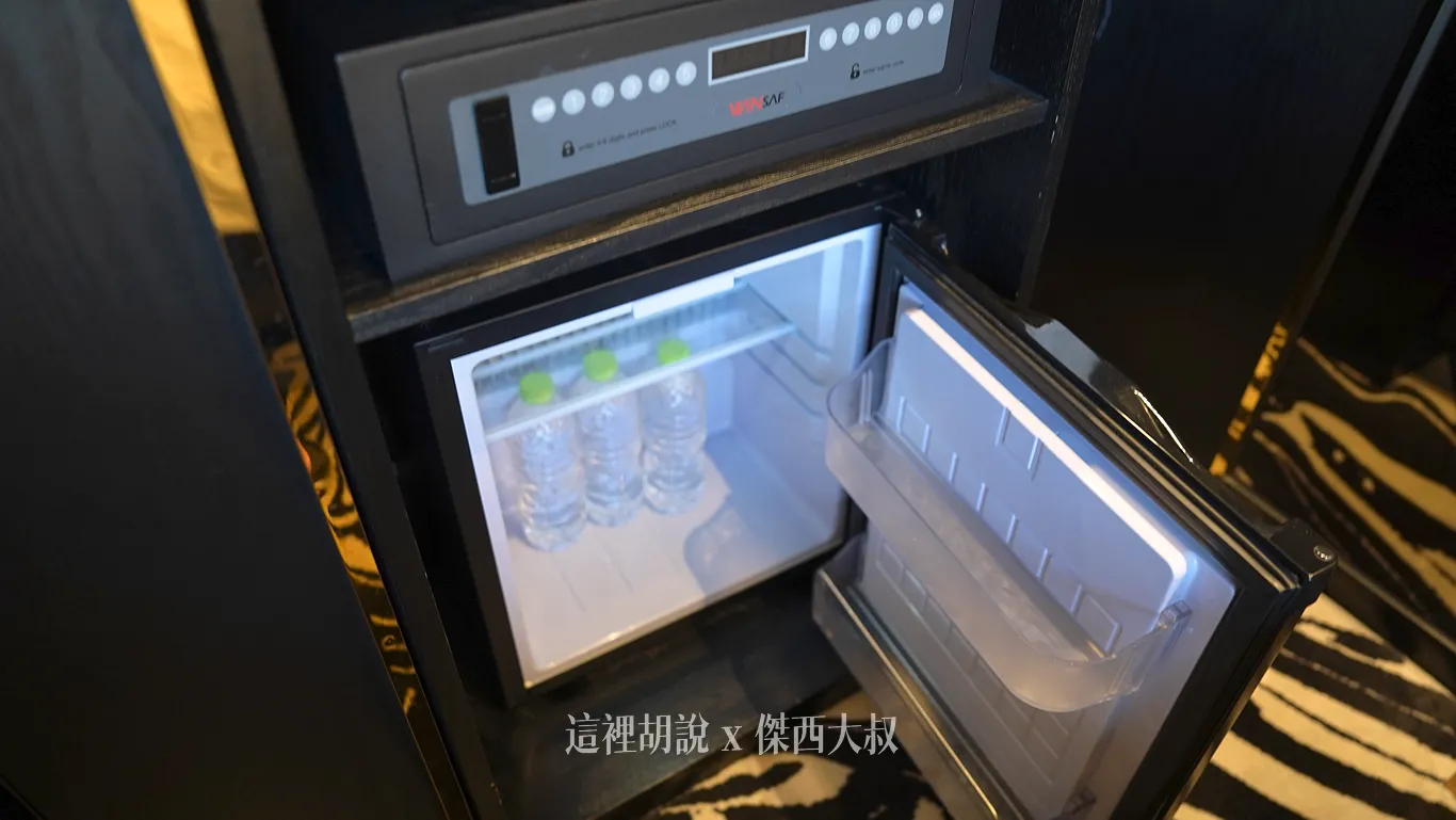 上方是保險箱,下方是冰箱 上方是保險箱,下方是冰箱
