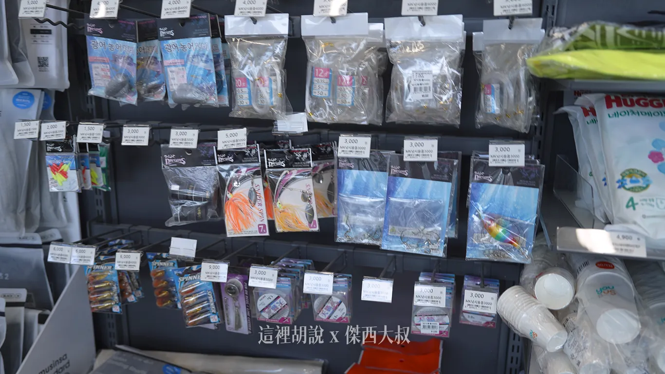 機張西岩港 奶瓶燈塔 / 拉麵圖書館 / 有賣釣魚配件的GS25 便利商店 / 小名產店 - 這裡胡說 JL TALKS