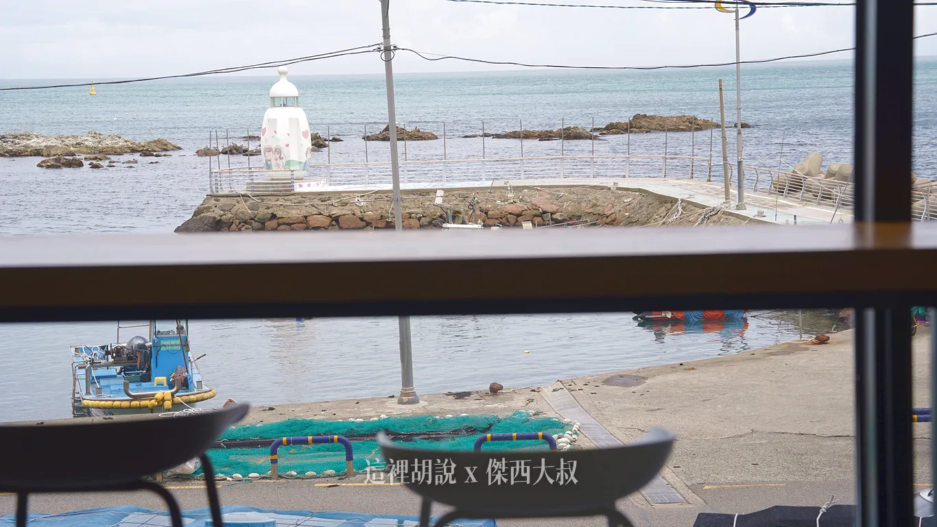 二樓有一間迷你的咖啡店