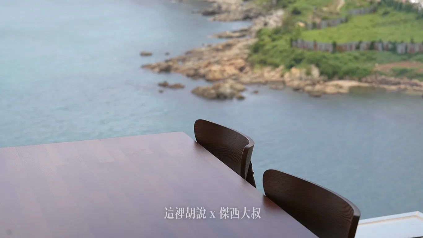 簡單木質調的座位搭配海景 簡單木質調的座位搭配海景