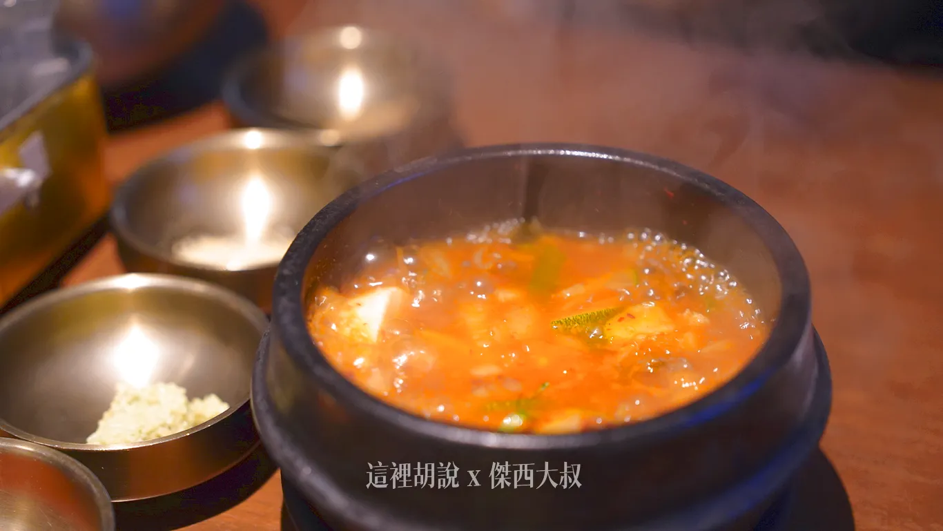 隨餐附上的豆腐鍋（傑西完全沒有點白飯）