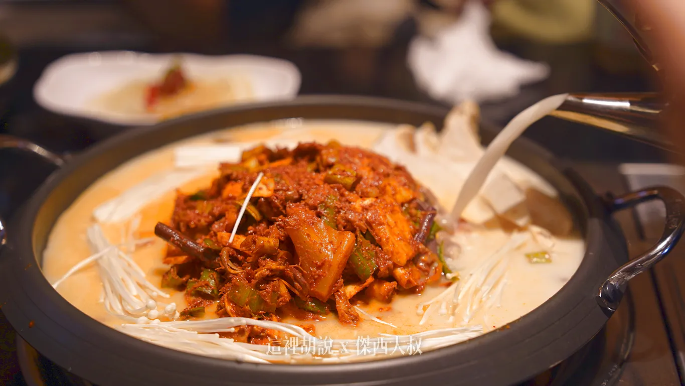 已經炒過的配料加上乳白高湯