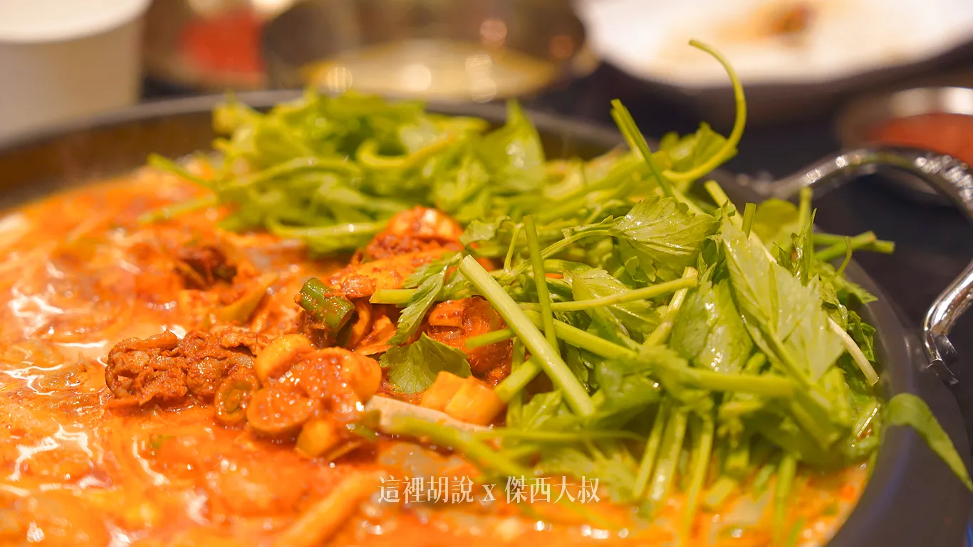 湯滾之後加入水芹菜