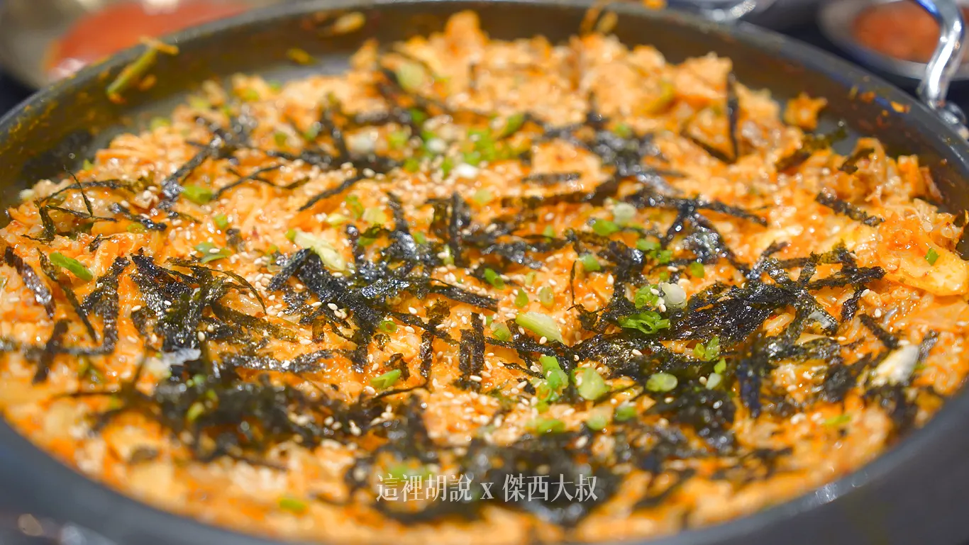 覺得吃不下也要加點的炒飯，因為就是用鍋底炒過之後，做出來的濃厚風味炒飯