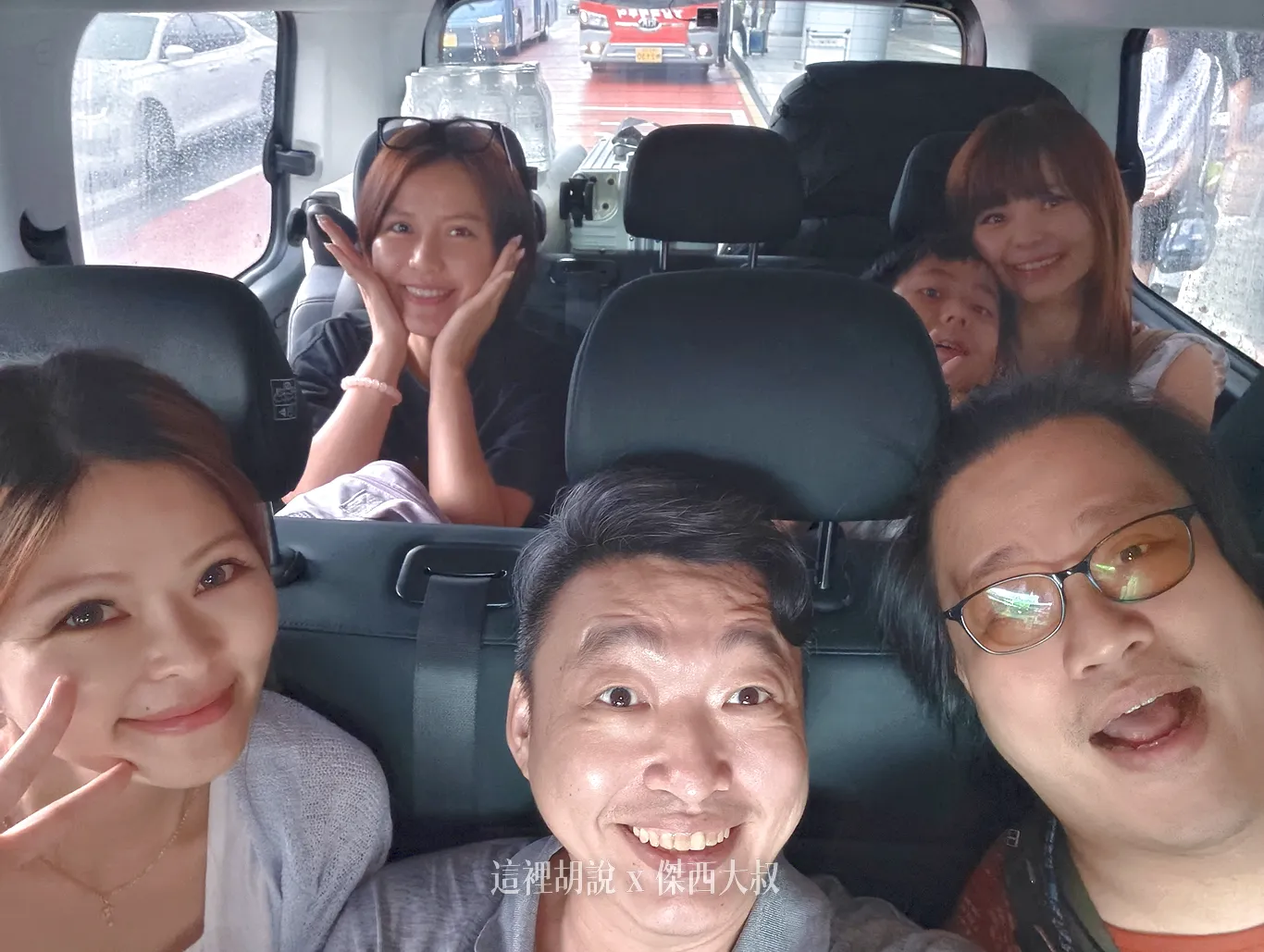本次的九人座、最後一排放行李總共一行七個人這一台車還有TYPE C可以充電