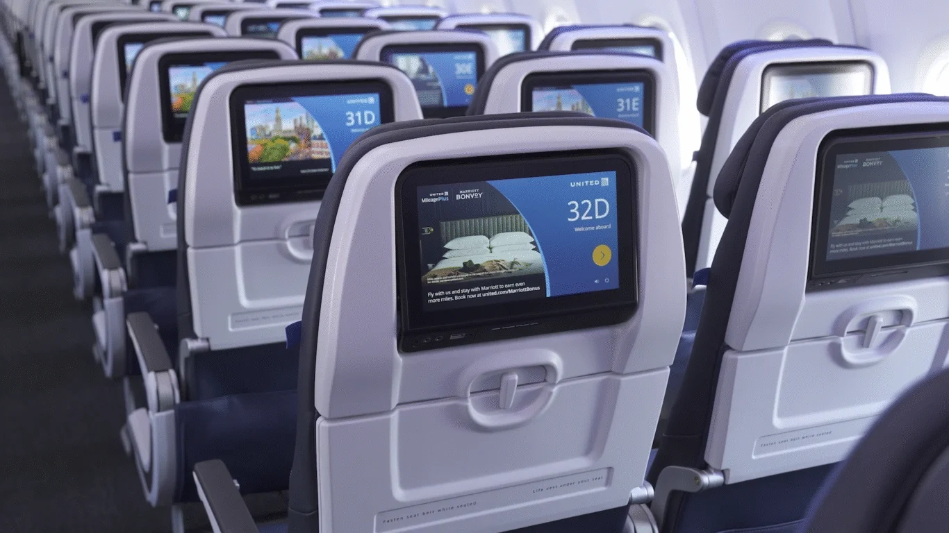聯合航空經濟艙 (United Economy) 座位則配有10吋高畫質螢幕 聯合航空經濟艙 (United Economy) 座位則配有10吋高畫質螢幕