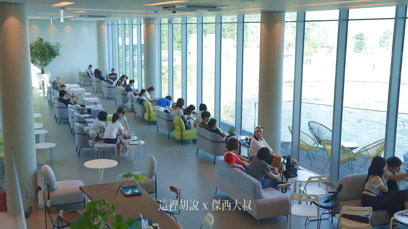 二樓整排面海的沙發，算是咖啡廳當中非常熱門的區域