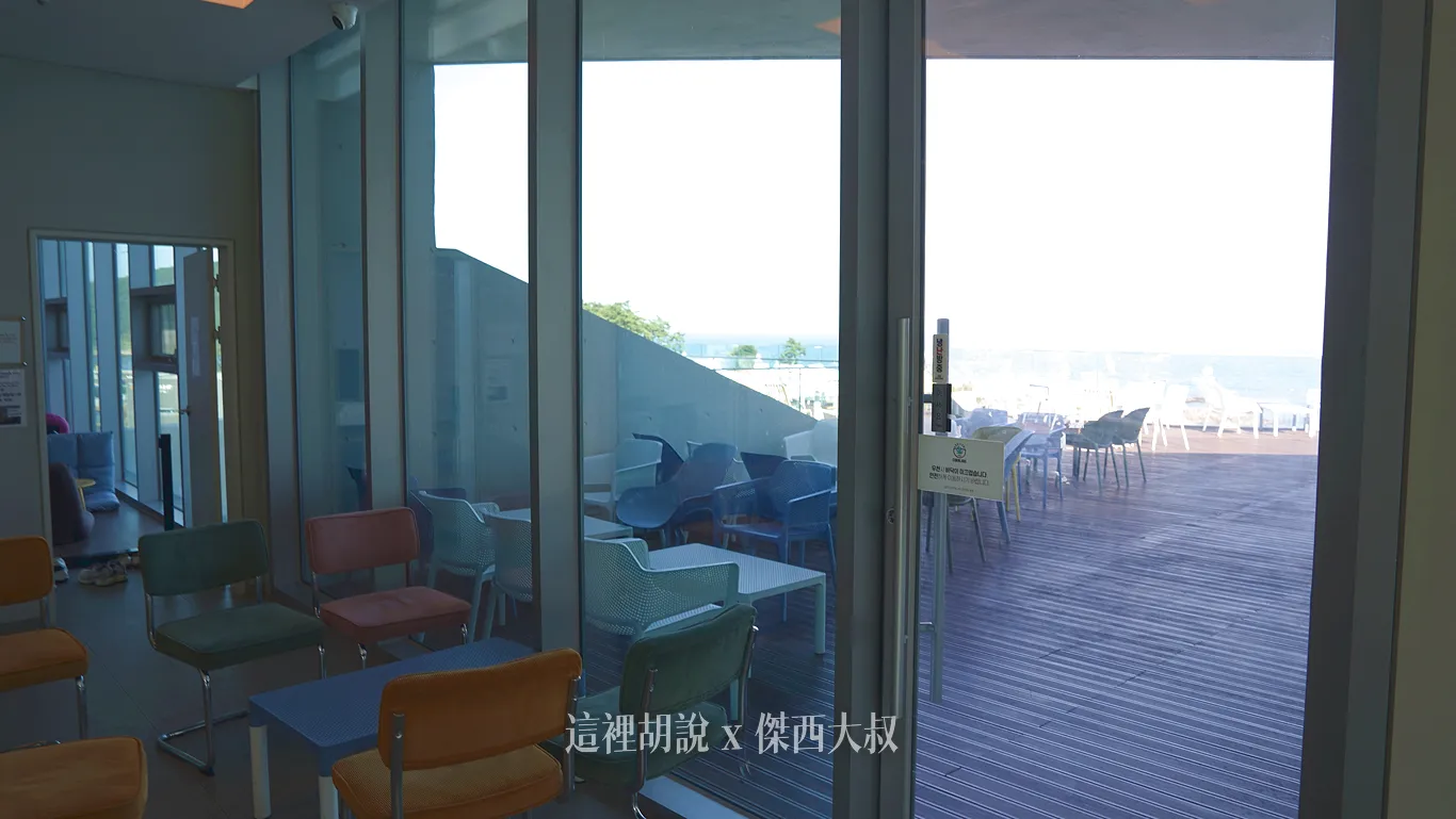 在最高的樓層三樓，有戶外區域以及室內區域