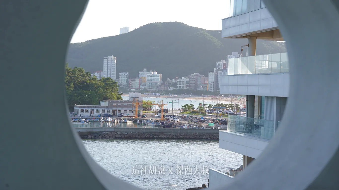 看出去就是一旁的松亭港以及松亭海水浴場