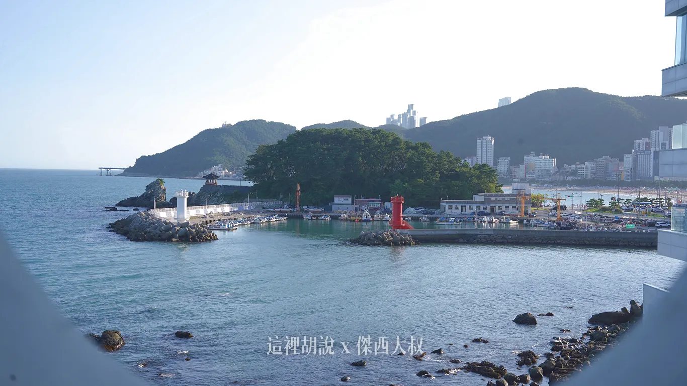 防波堤裡頭的小漁港