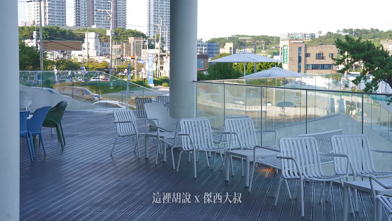 因為閃開了，鏡頭沒有拍到，不過這邊非常適合拍美照，很多朋友都到斜坡拍攝寫真集