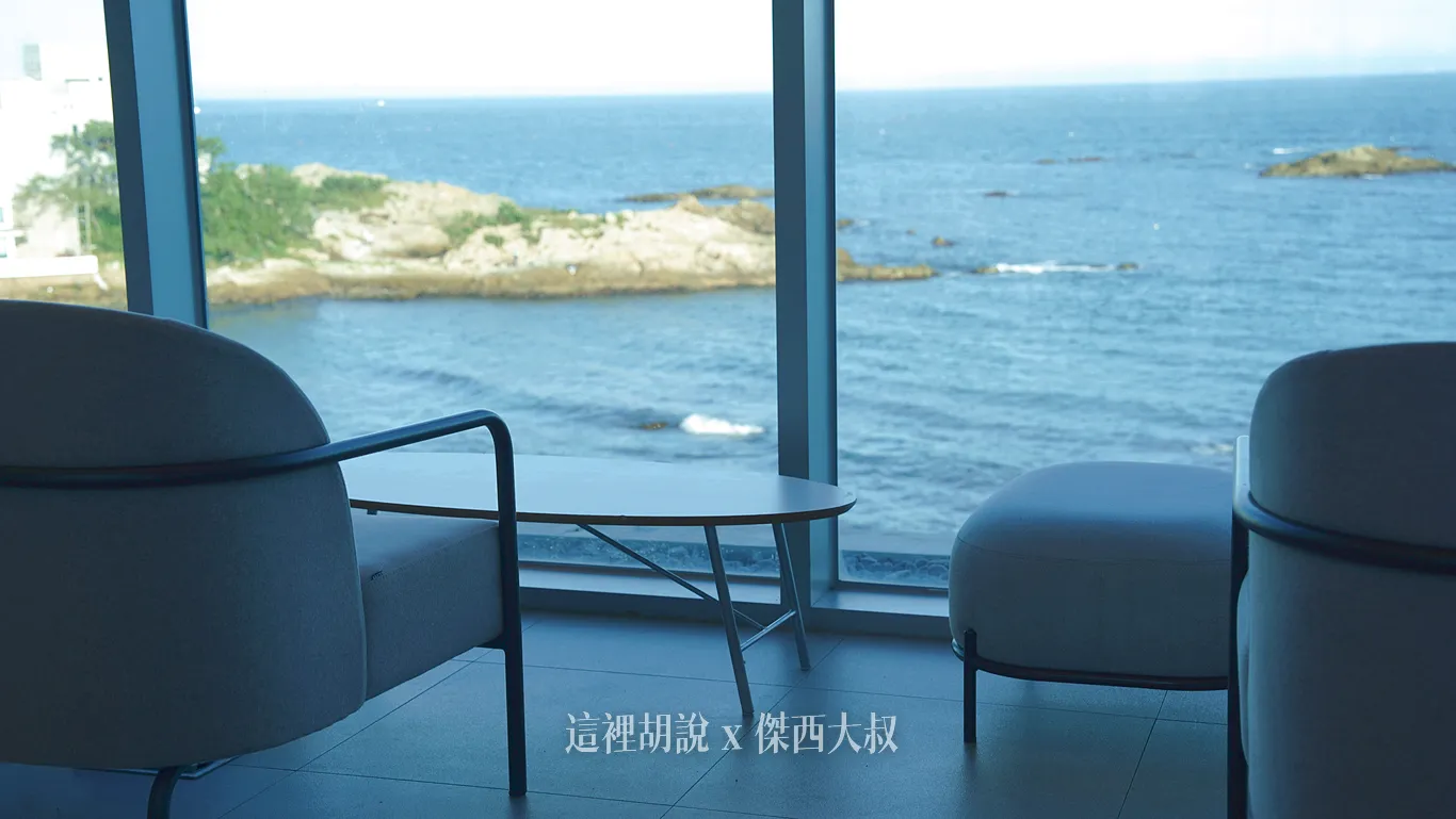 但面海的兩人沙發永遠是最多人選擇的區域