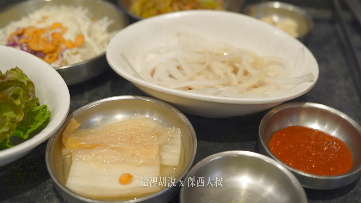 洋蔥、水泡菜、生菜沙拉