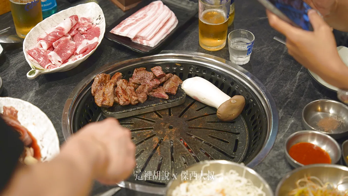 必需要說只要一旁有這種隔熱的石板就要給他加分，因為一直在鐵板上加熱會過頭