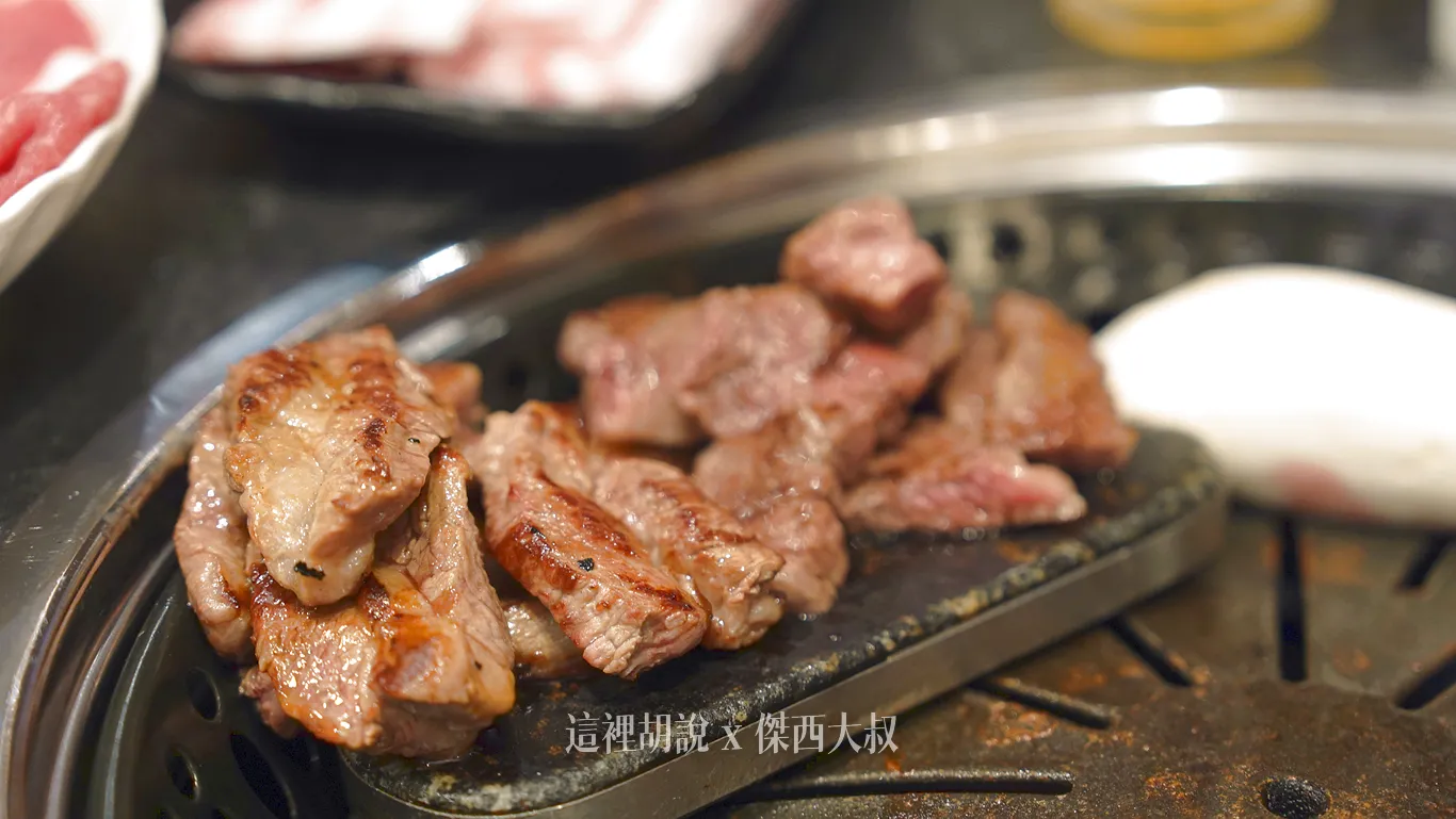 這石頭很厚，可以有效隔絕直接的熱源，防止肉片過熟