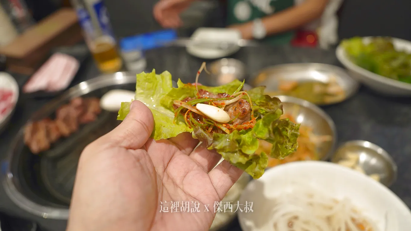 因為有準備包肉生菜，所以可以加上生菜跟蔥絲蒜頭來吃