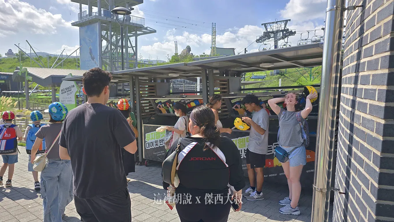 到一旁選擇適合的安全帽，記得自己消毒（旁邊有酒精）