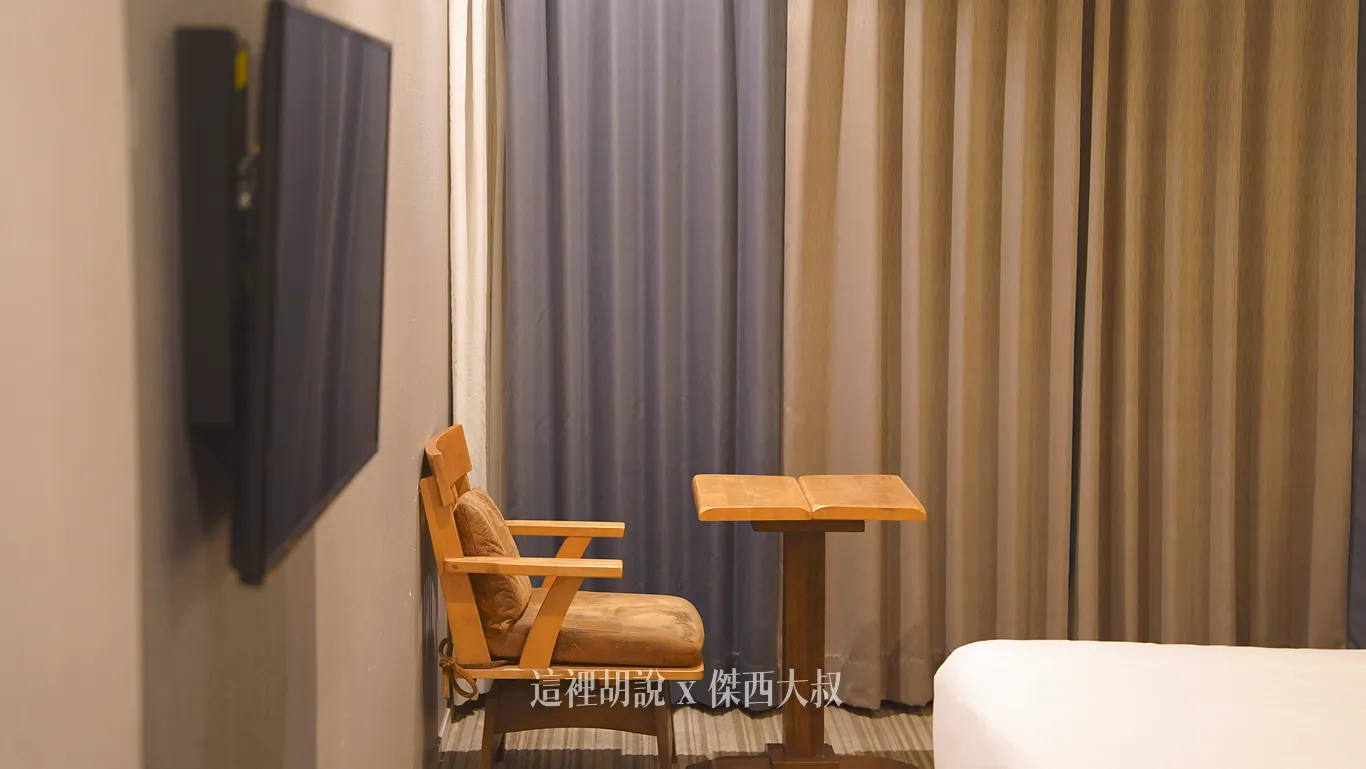 除了化妝桌以外，還有另外一個小沙發椅跟可移動的桌子