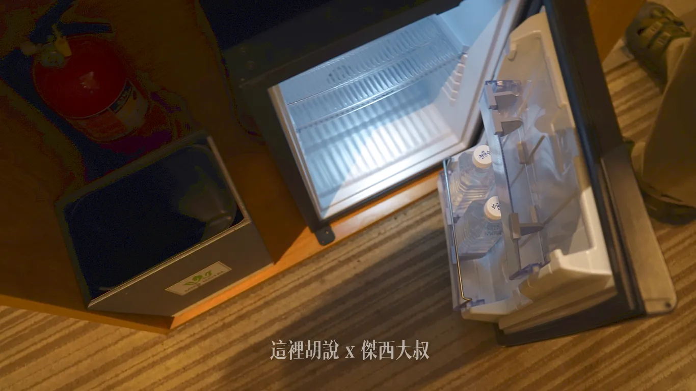 冰箱內有礦泉水
