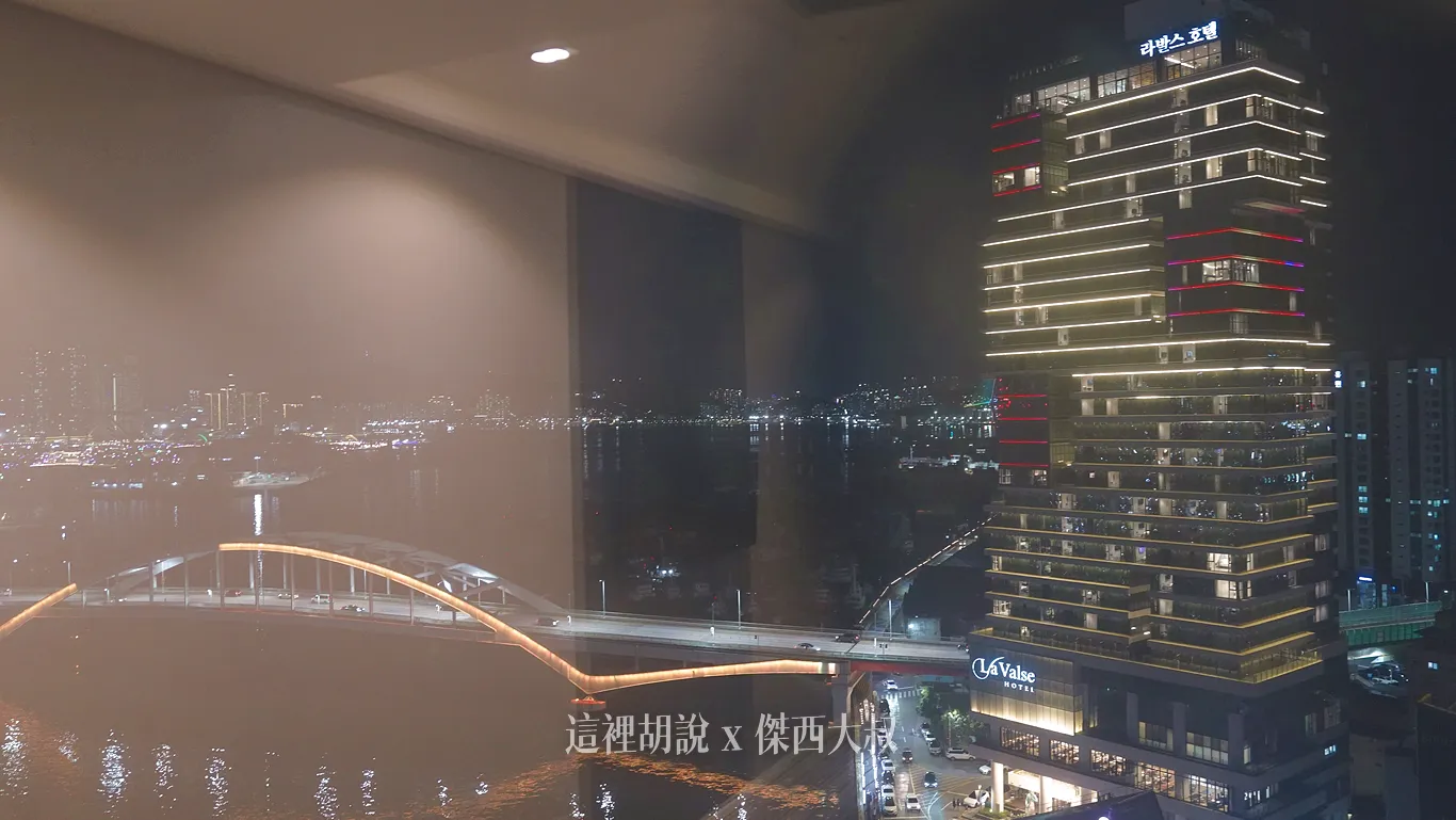 有大片落地窗，可以看到港灣的夜景