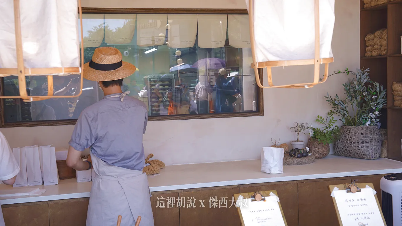 店員一直在忙著包裝跟出貨，實際等候沒有等太久