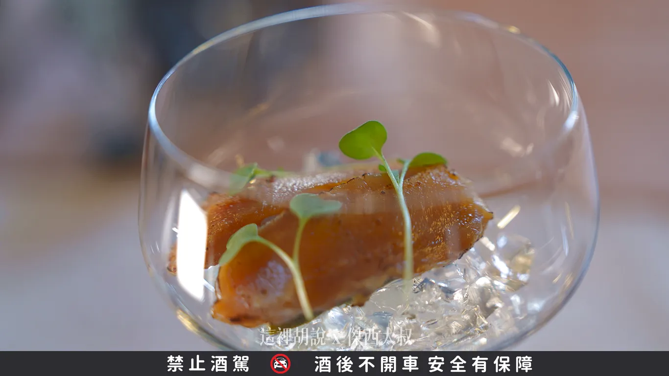 第二道「酒韻烏魚子干貝」，酒粕醃漬帶出海味自然鮮甜，食材與酒液交織出恰到好處的馥郁平衡，更將味蕾晉升至「Umami」鮮美回甘的層次