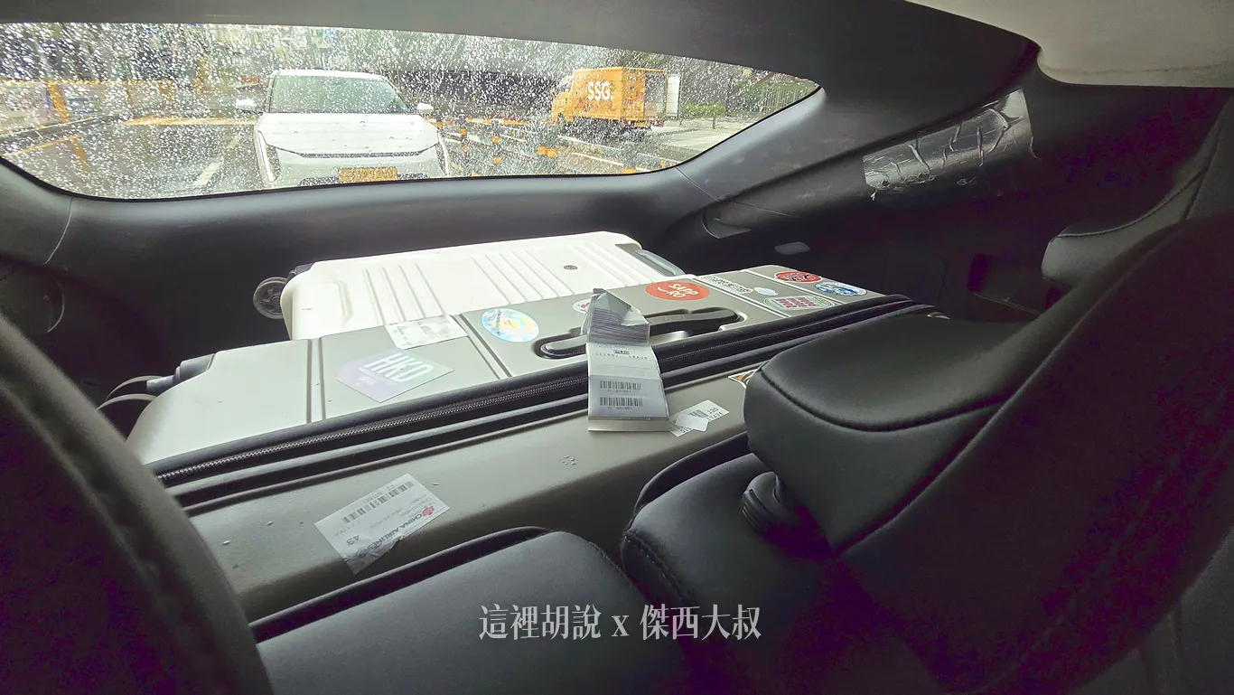傑西放一個AZPAC 26 吋 一個32吋後車廂沒問題後車廂真的做的太斜了，釜山計程車大部分都用同款車型來跑，KIA就遇過好幾次