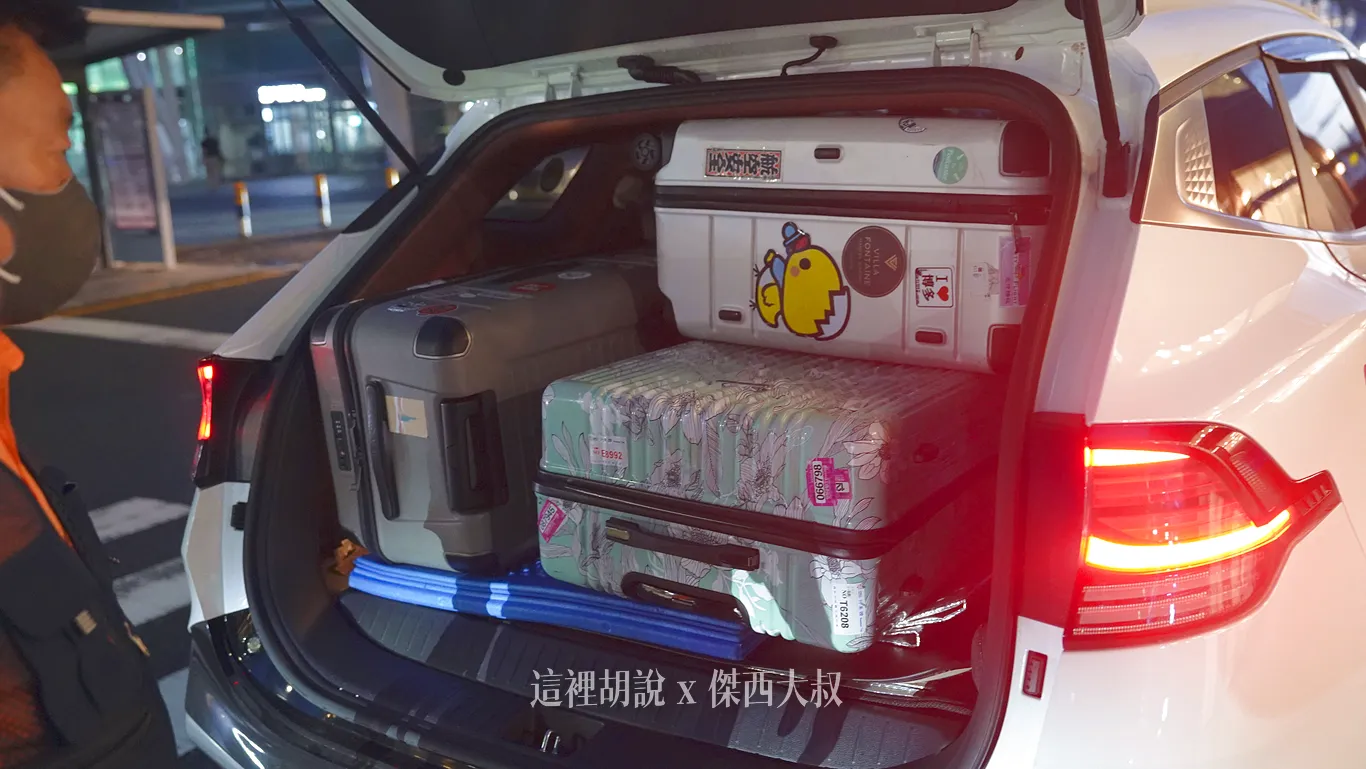 因為韓國的XL車型後背都做的比較斜一點可以放置的行李數量就受到限制，可以最多放下三個行李（兩個胖胖一個大行李箱）因為傳統行李箱的關係，所以要橋一下放置的方式