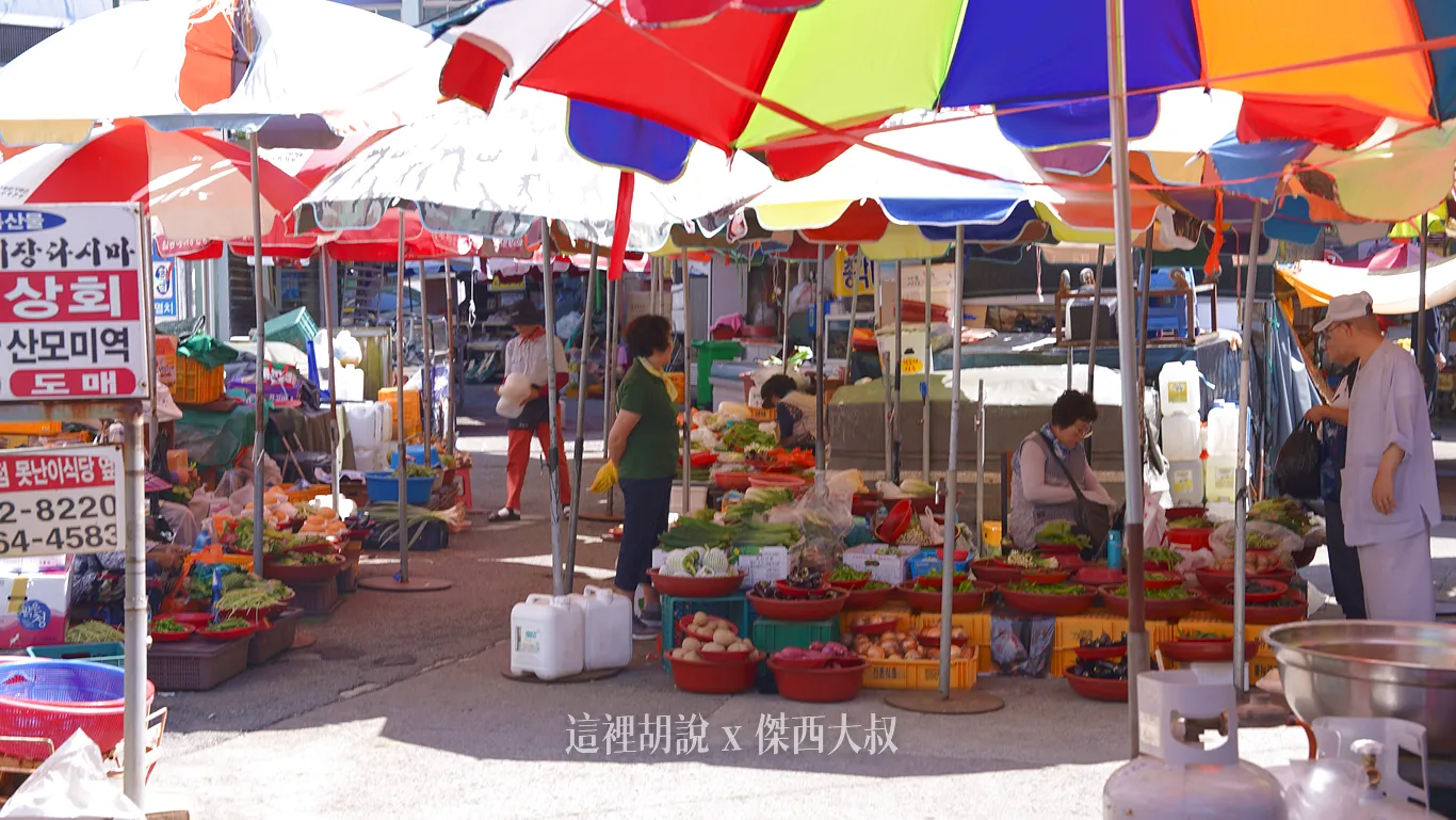 市場內有很多小攤販