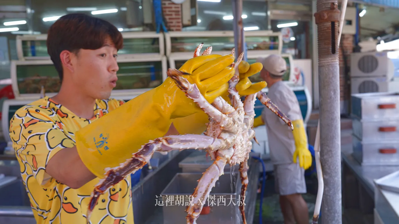 小哥還很熱情的問我們要不要抓起來拍照