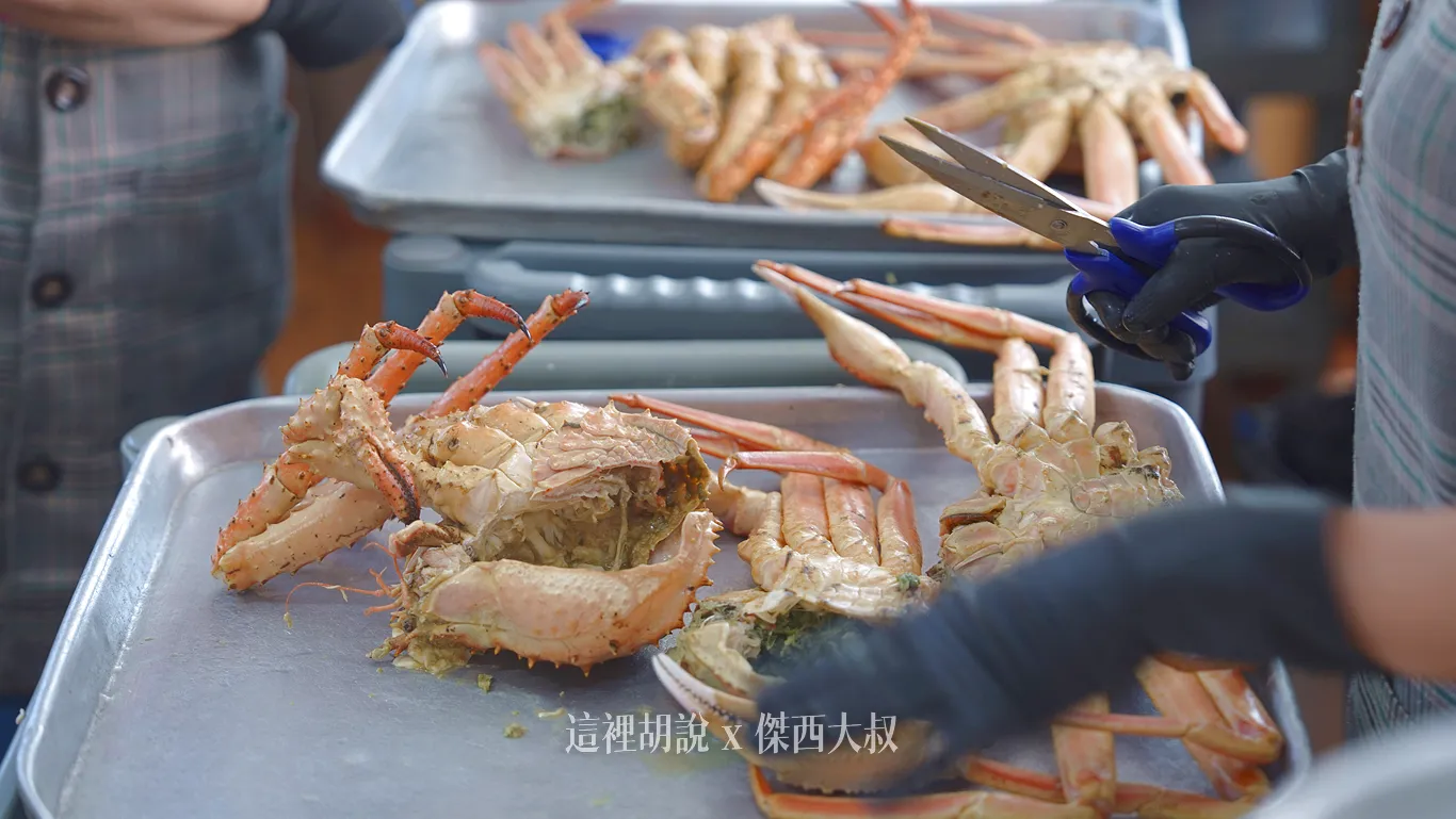 分成兩桌，每桌一隻帝王蟹、一隻松葉蟹