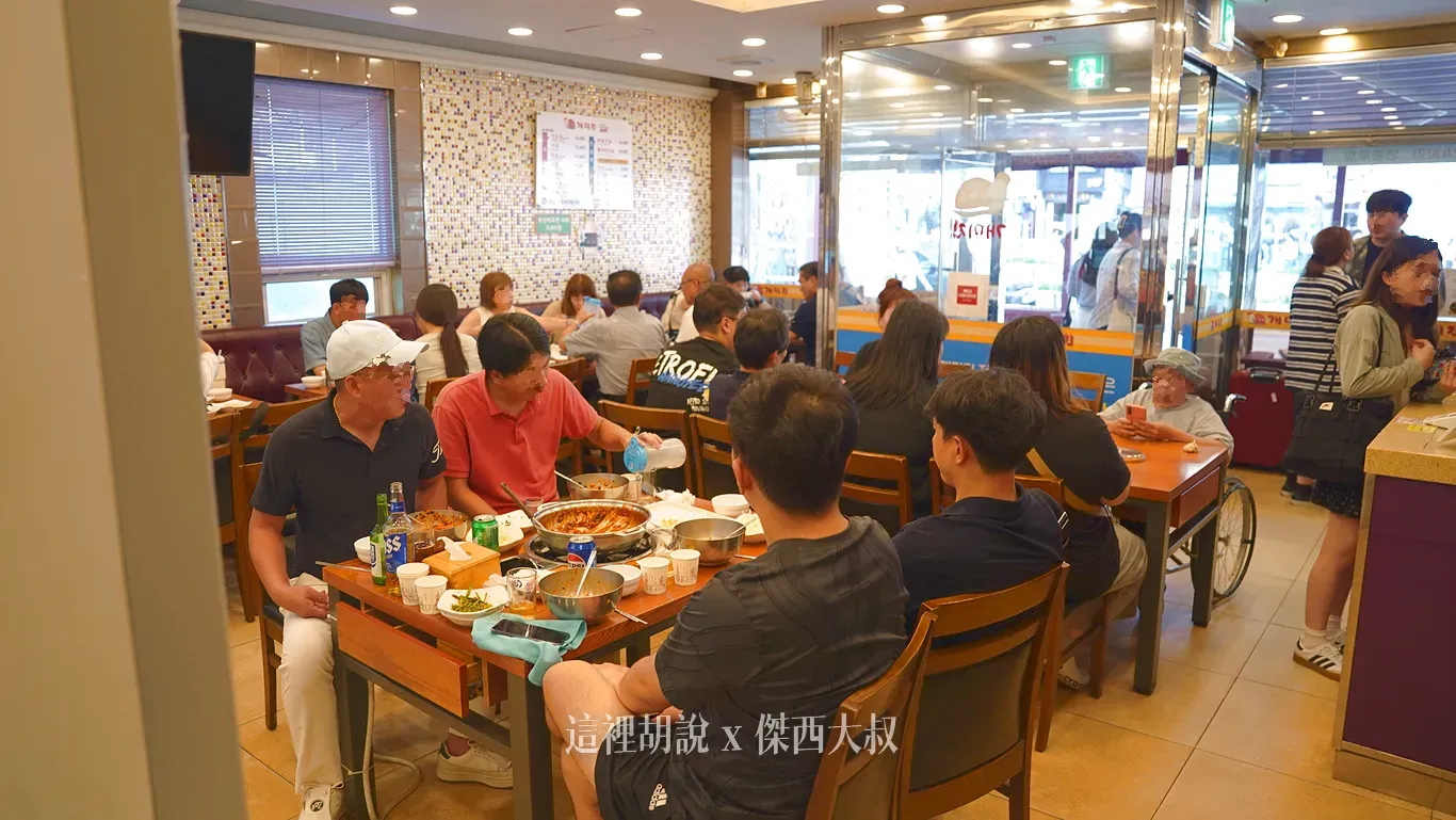 已經過了用餐時間還是非常多客人用餐 已經過了用餐時間還是非常多客人用餐